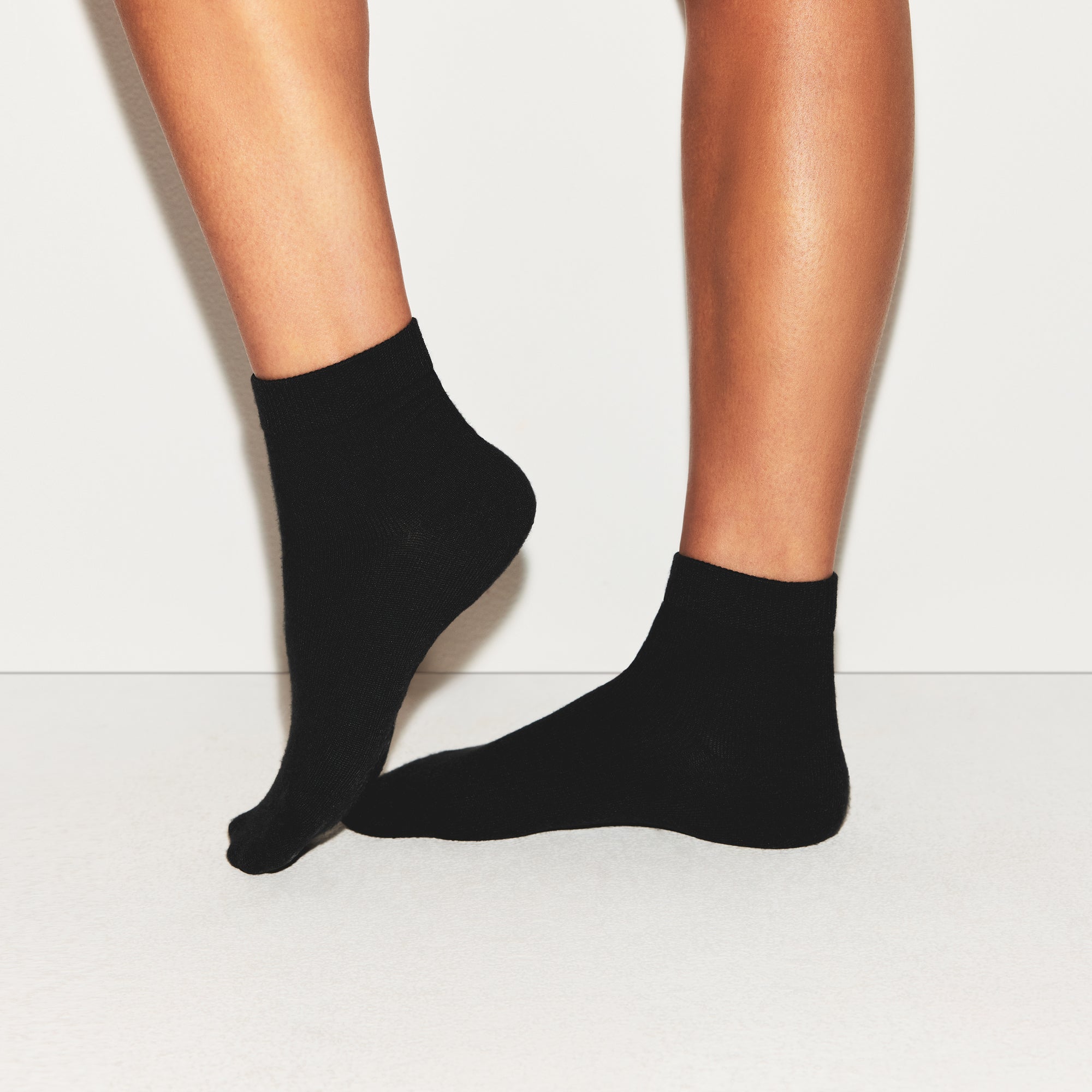 SKIMS EVERYDAY QUARTER CREW SOCK | ONYX - ÇORAP